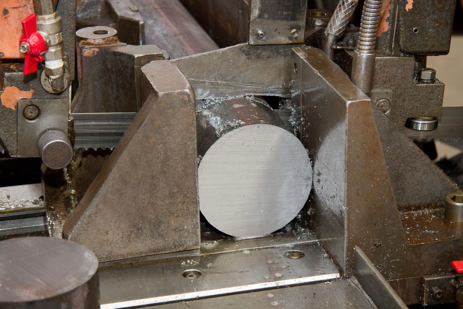 Foto de capa SAE 4140 vs SAE 8620: Comparativo Técnico entre Aços para Construção Mecânica